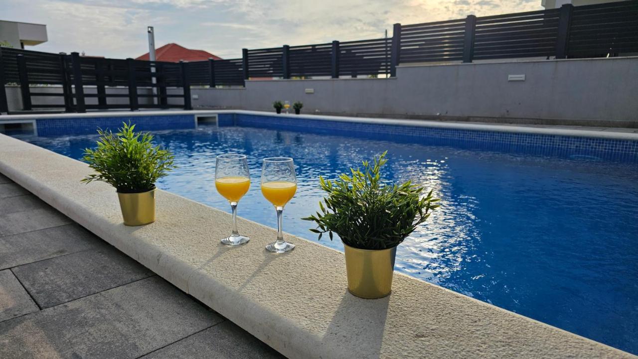 Apartments Pool Villa Aldura Novalja Eksteriør billede