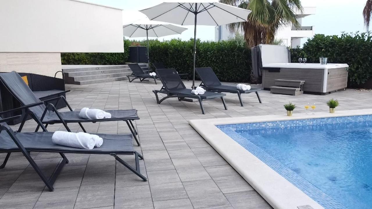 Apartments Pool Villa Aldura Novalja Eksteriør billede